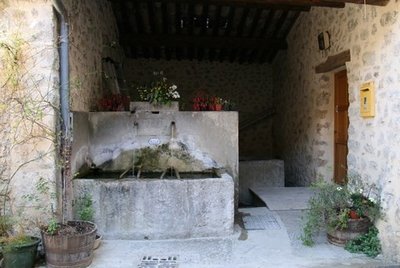 Lavoir et fontaine, Montréal-les-Sources