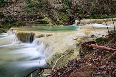 L'Huveaune formant des vasques constituées de tufs calcaires