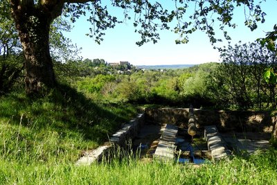 Le lavoir des Glayes et le village au loin