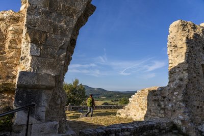 Randonneur dans les ruines de Vière