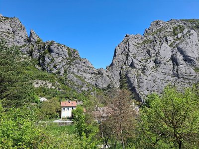 Sigottier entouré par les rochers  © Pauline Amberg - PNR des Baronnies Provençales