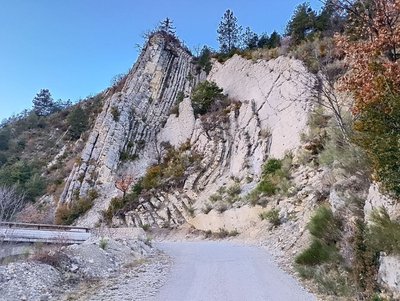 Plis dans les roches au dessus de Sigottier © Pauline Amberg - PNR des Baronnies Provençales