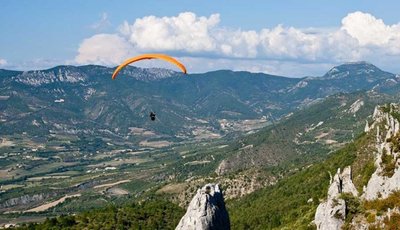 Parapente au dessus de la vallée