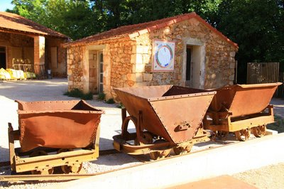 Wagons transportant l'ocre