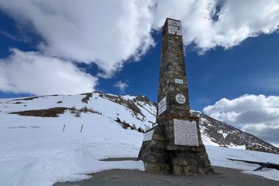 Stèle au sommet de l'Izoard
