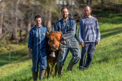 Les associés du GAEC du Val d’Azur à Arvieux, lauréats du Concours Général des Pratiques Agroécologiques