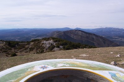En face le Montagne de Brouis