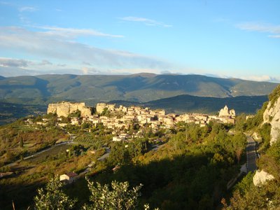 Saignon, le rocher, la chapelle castral, l'horloge et l'église