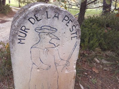 Stèle en bord de sentier