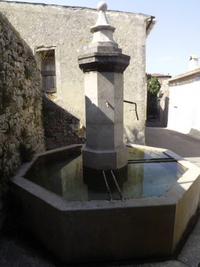 La fontaine du village à plan octogonal