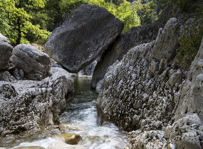 Bloc suspendu au fond des gorges d'Oppedette