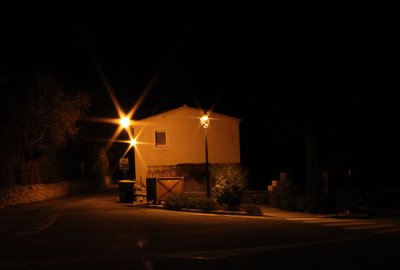 A droite, nouvelle lanterne moins éblouissante