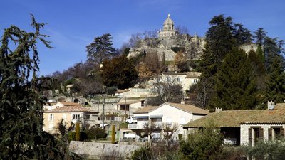La citadelle et son sommet doré vus de loin