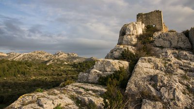 Les vestiges du castrum d'Aureille surplombent le village