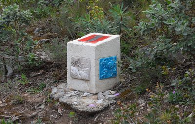 Borne se trouvant sur le sentier