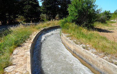 Canal de la vallée des Baux