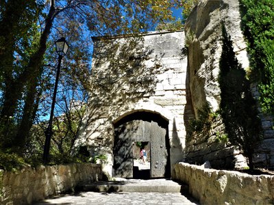 Porte est des Baux-de-Provence