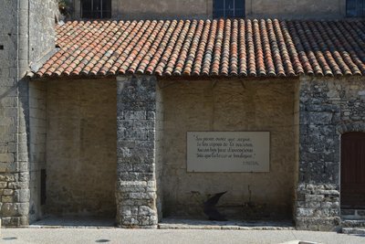 Porche de l'église et la citation de Frédéric Mistral