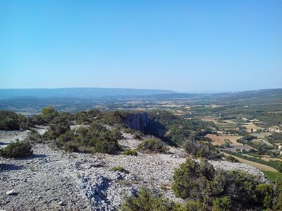Gorde à droite et le Petit Luberon au fond