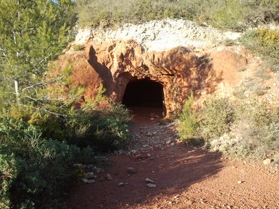 Entrée d'une galerie de bauxite