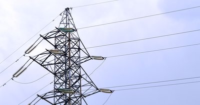 Pylône et lignes électriques