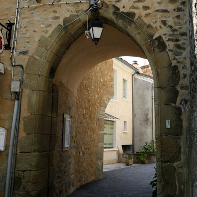 Porte dans les remparts de Rosans