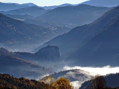 Le roc dans la brume