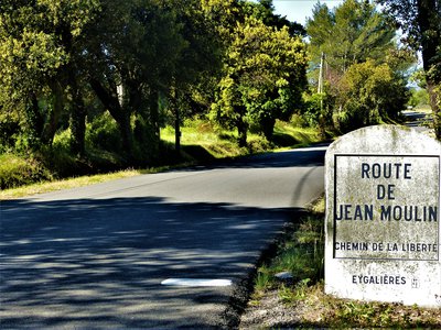 Borne de la route de Jean Moulin