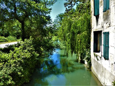 Canal du Vigueirat bordé par une habitation