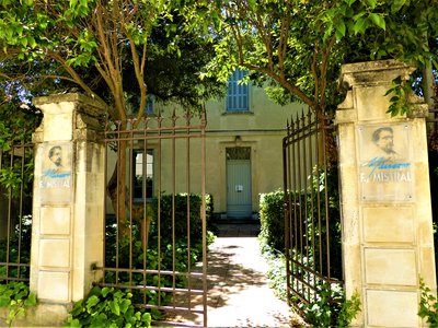 Entrée du musée Frédéric Mistral
