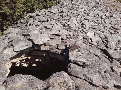 Tas de pierre le long du chemin de la Gardette
