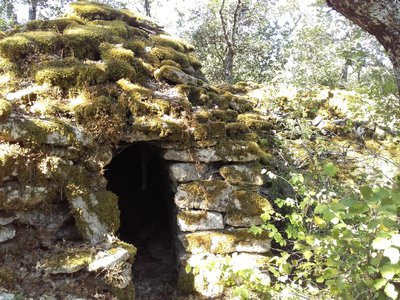 Borie accolée au mur du sentier