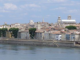 Vue d'Arles depuis les rives du Rhône