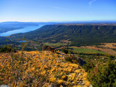 Vue sur le lac et le plateau de Valensole