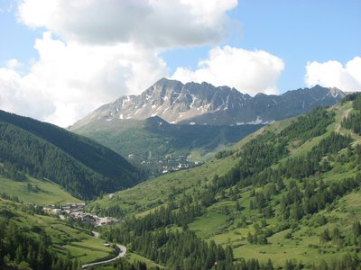 Crête de l'Eyssina dominant le village de Sainte-Marie et la station