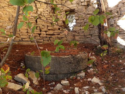 Anciennes meules du moulin des Arnoux