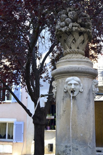 La fontaine des quatre saisons, sur la place des Anciennes Écoles