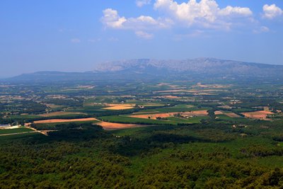 La plaine agricole aux pieds de la Sainte-Victoire