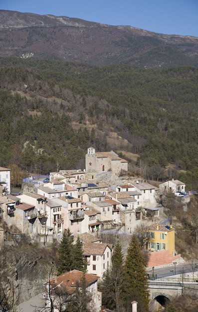 l'Eglise Saint-Roch et le village de Collongues