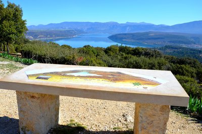 Table d'orientation qui domine le lac