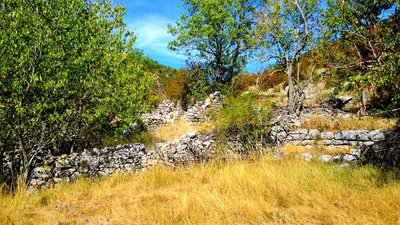 Vestiges de la ferme brulée