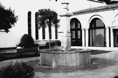 La fontaine devant l'Office de Tourisme