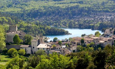 Le village, son château et le lac