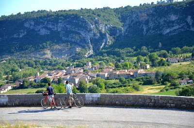 Vue sur le village et sa vallée