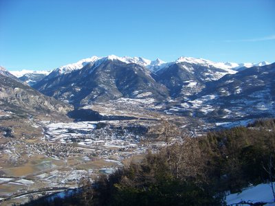 Vue sur la vallée de la Durance et Mont-Dauphin en hiver