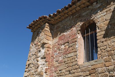 Le feu a laissé des traces rouges dans les pierres de l'Église