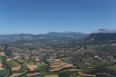 À l'Est s'étend la chaîne du Dévoluy