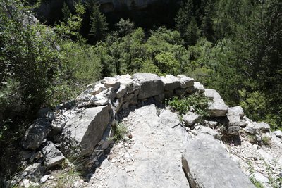 Un escalier en pierre sèche mis en place avec l'appui du Parc
