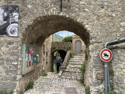 Ruelle du village de Brantes