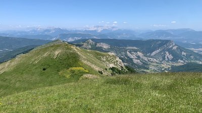 Vue sur la Barre des Ecrins en arrière plan depuis le Duffre